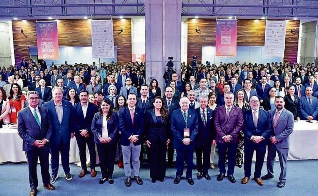 Luis Rosendo Gutiérrez, Valentín Diez Morodo y Francisco Cervantes, entre otros, ayer en el congreso del Comce. Foto: X