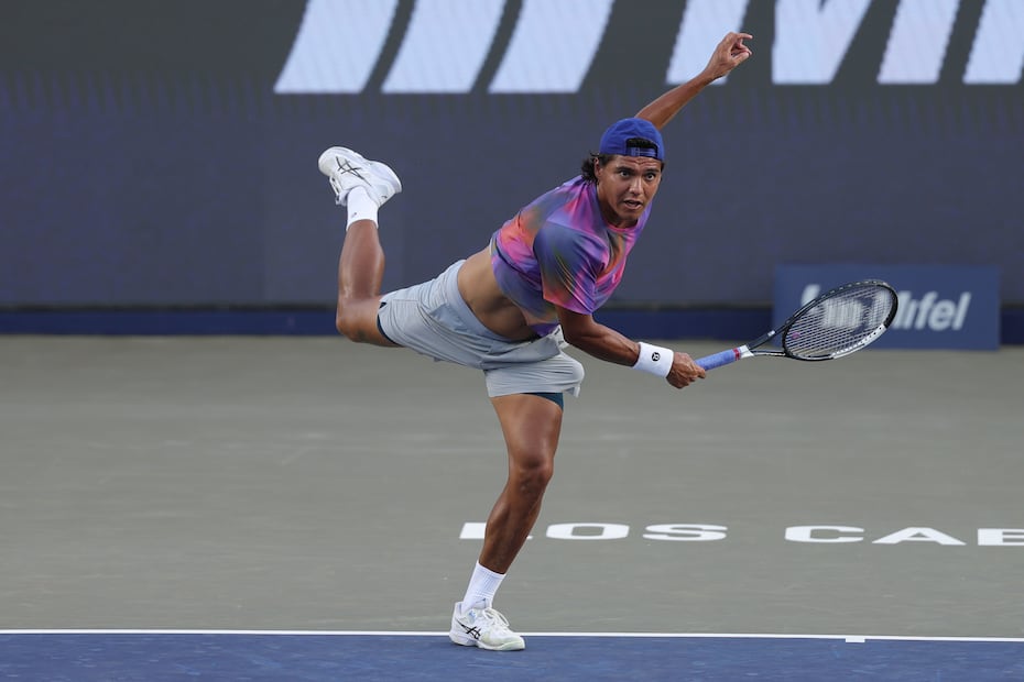 Alex Hernández en la primera ronda del Abierto de Los Cabos, durante su duelo ante el australiano Bernard Tomic - Foto: Abierto de Los Cabos