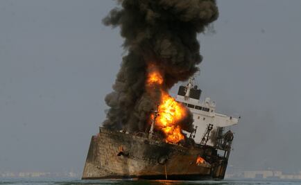 Buque “Burgos” cumple 24 horas en llamas en Veracruz