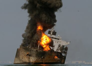 Buque “Burgos” cumple 24 horas en llamas en Veracruz