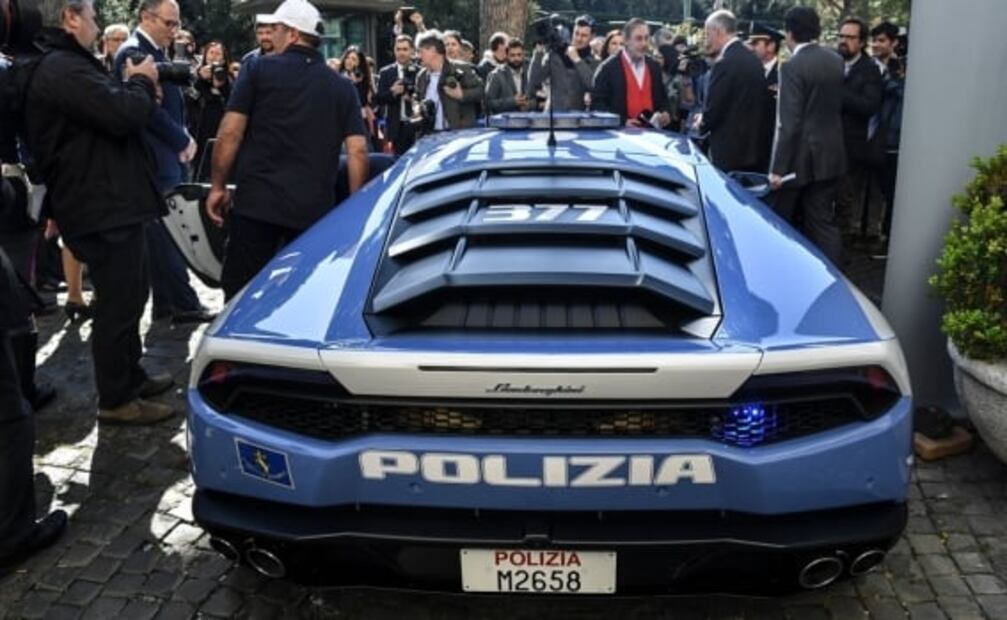 Policía italiana atraviesa el país en un Lamborghini para entregar dos riñones