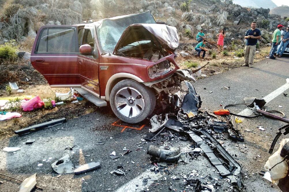 El accidente ocurrió en el tramo Apatzingán-Lázaro Cárdenas; en uno de los vehículos involucrados cuatro personas perdieron la vida (ESPECIAL)