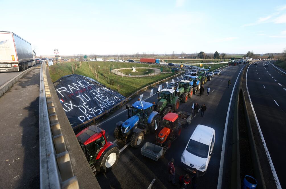 Cientos de kilómetros de las autopistas francesas se encontraban este viernes cerradas al tráfico, por las protestas de los agricultores. Foto: EFE