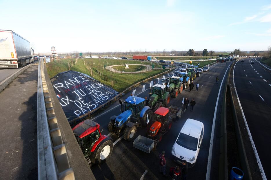 Cientos de kilómetros de las autopistas francesas se encontraban este viernes cerradas al tráfico, por las protestas de los agricultores. Foto: EFE