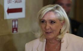 Le Pen es condenada a usar brazalete electrónico, multa e inhabilitación por 45 meses; podrá presentarse en elecciones