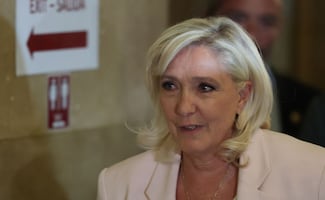 Le Pen es condenada a usar brazalete electrónico, multa e inhabilitación por 45 meses; podrá presentarse en elecciones