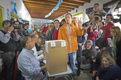 Kirchnerista Scioli gana primarias en Argentina
