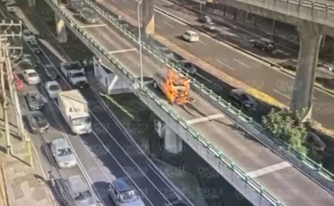 Incendio de camioneta en Periférico Boulevard Adolfo Ruiz Cortines Foto: Juan Carlos Williams/EL UNIVERSAL