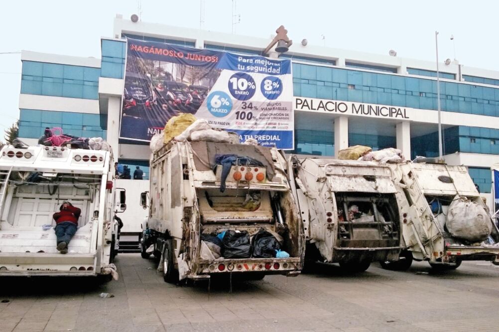 Desde hace tres días, unos 60 camiones están estacionados frente a palacio (ESPECIAL)