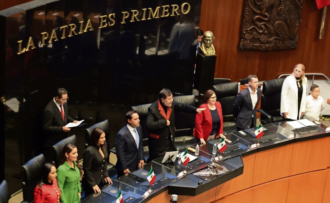 Gerardo Fernández Noroña juró “guardar y hacer guardar la Constitución” al frente del Senado. Foto: Carlos Mejía | El Universal