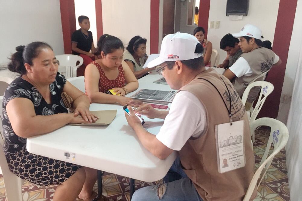Adultos mayores y madres solteras son quienes más acuden a la delegación de Programas Integrales de Desarrollo del Gobierno de México, en Tuxtepec. (YURIDIANA SOSA. EL UNIVERSAL)