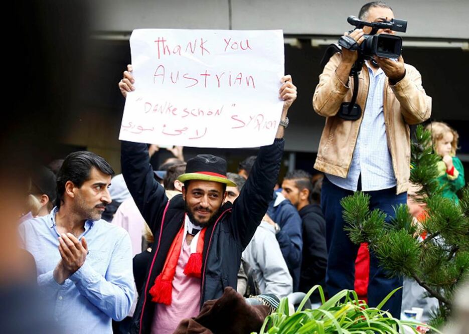 Majid, uno de los refugiados en la la estación de trenes Westbahnhof, agradeció con un cartel que decía en inglés y en alemán "Gracias, Austria" (REUTERS)