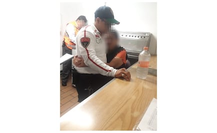 Policías evitan que mujer se arroje a las vías en Metro Panteones