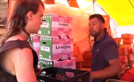 Jóvenes en Tijuana recolectan comida en mercados para migrantes