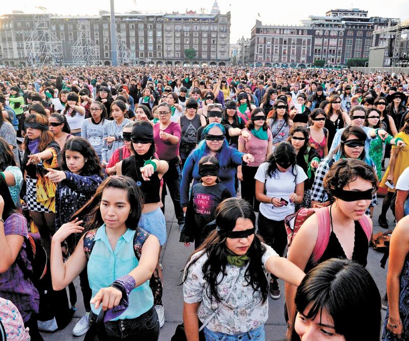 En el Zócalo de la Ciudad de México, miles de mujeres alzaron la voz y exigieron seguridad, algunas incluso acompañadas de sus hijas pequeñas y gritaron: “Escucha, policía, tu hija está en la lucha”. Foto/CALUDIO CRUZ. AFP