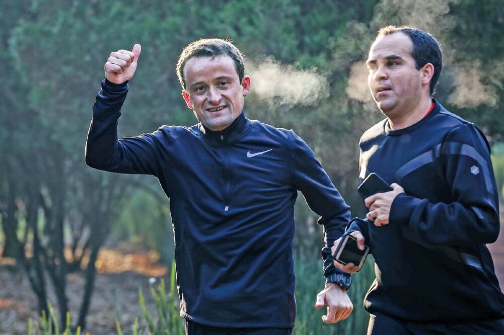 El aspirante del PRI a la jefatura de Gobierno de la Ciudad de México, Mikel Arriola, corrió ayer por la zona conocida como el Sope, en el Bosque de Chapultepec, con lo que reanudó sus actividades de precampaña (JUAN CARLOS REYES. EL UNIVERSAL)