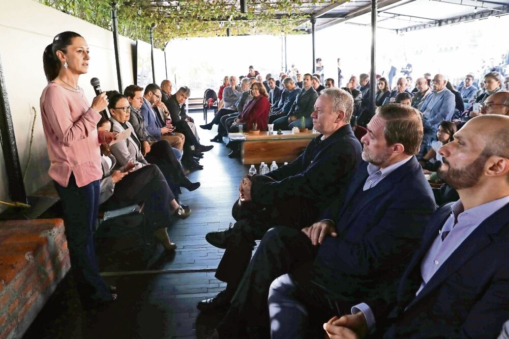 La jefa de Gobierno electa de la CDMX, Claudia Sheinbaum, y el edil de Cuauhtémoc, Néstor Núñez, se reunieron con empresarios del perímetro A y B del Centro, a quienes les ofrecieron acabar con las extorsiones (JUAN CARLOS REYES. EL UNIVERSAL)