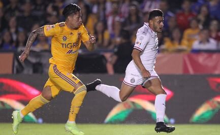 Afición de Tigres abuchea a Carlos Salcedo en partido contra Chivas