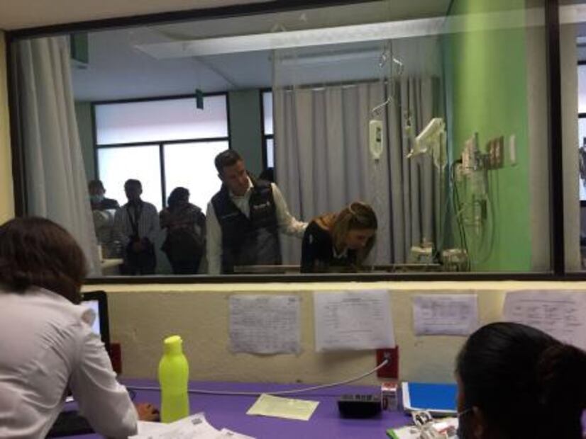 Visita Alejandro Murat a lesionados por helicóptero