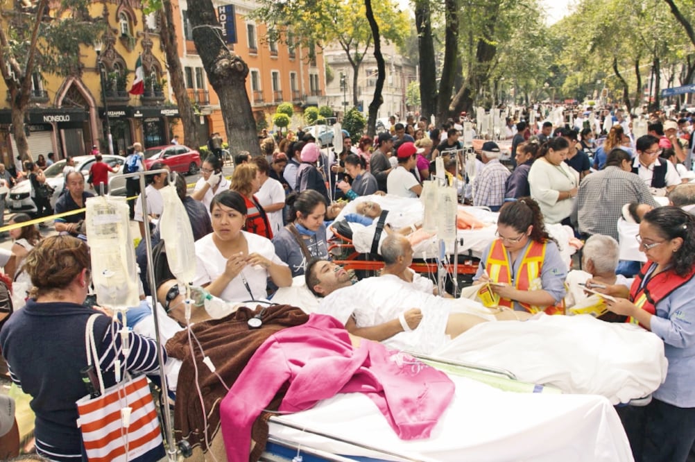 Mediante redes sociales las personas solicitan medicinas y equipo como plantas de luz para continuar con labores de rescate (CUARTOOSCURO)