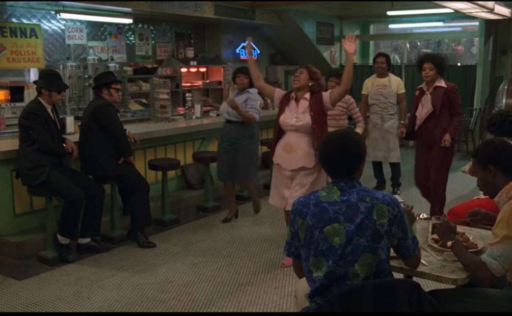 Aretha Franklin (centro) fue una de las cantantes estadounidenses más aclamadas de su generación. Su papel en los hermanos caradura se vivió como una sensación de la pantalla grande. Captura de pantalla.