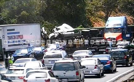 Cierran la México-Toluca por volcadura de tráiler