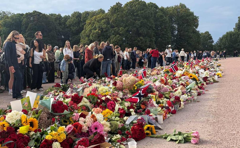 Varias personas depositan flores y mensajes en honor al rey de Noruega, Harald V, de 89 años, que falleció este viernes a las 6.35, hora local (4.35 GMT). El monarca falleció en el Hospital Nacional de Oslo, donde estaba hospitalizado desde hace once días, informó la Casa Real. Foto: Paloma Rocha/EFE