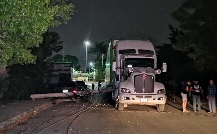 Tráiler se enreda entre cables y deja sin luz a decenas de vecinos en Mérida, Yucatán
