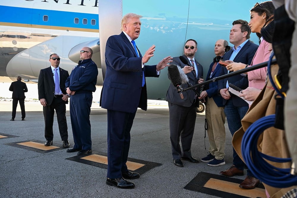 El presidente estadounidense, Donald Trump, habla con reporteros antes de abordar el Air Force One de regreso a Washington, tras pasar el fin de semana en West Palm Beach, en Florida. FOTO: AFP