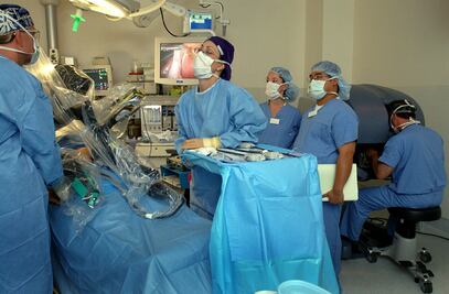 Médicos canadienses exigen que no les aumenten el salario