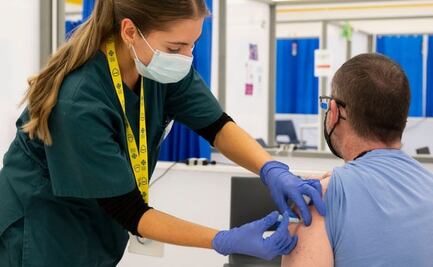 Cómo funciona y por qué es importante la dosis de refuerzo contra la variante ómicron