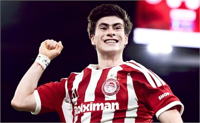 Hormiga González brilla con doblete en la victoria del Olympiacos en la Copa de Grecia