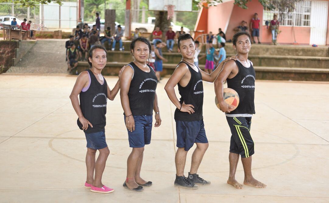 El equipo Las Súper Sexys juegan los domingos baloncesto y entre semana dedican parte de su tiempo al telar de cintura. (Fotos: SALVADOR CISNEROS)