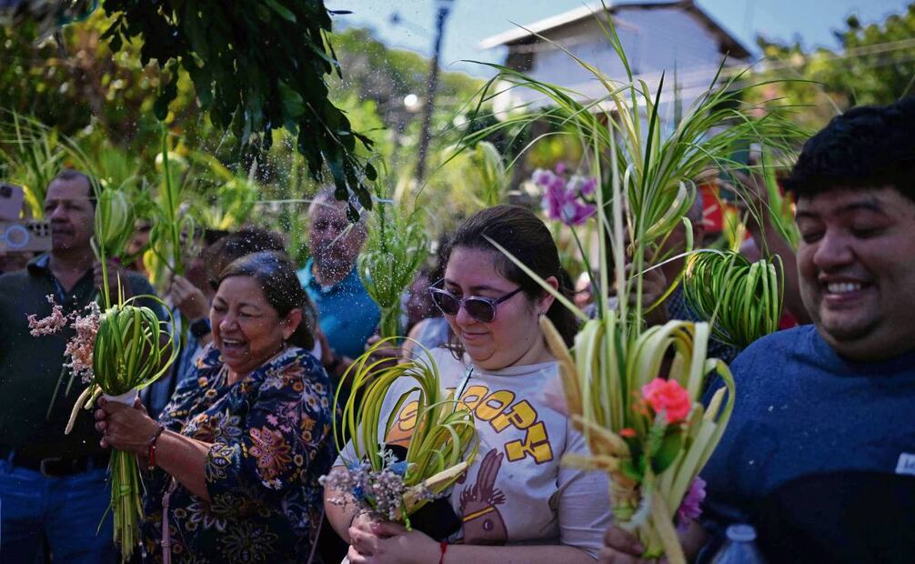 Creyentes católicos durante la celebración del Domingo de Ramos en la
comunidad de Suchioto, en El Salvador. Foto: Marvin Recinos / AFP