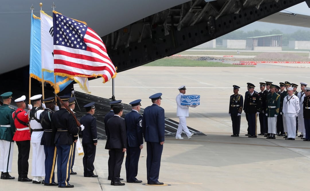 Un soldado estadounidense lleva una caja que contiene restos de soldados estadounidenses asesinados en la Guerra de Corea de 1950-53, afuera del Globemaster C-17. FOTO: EFE