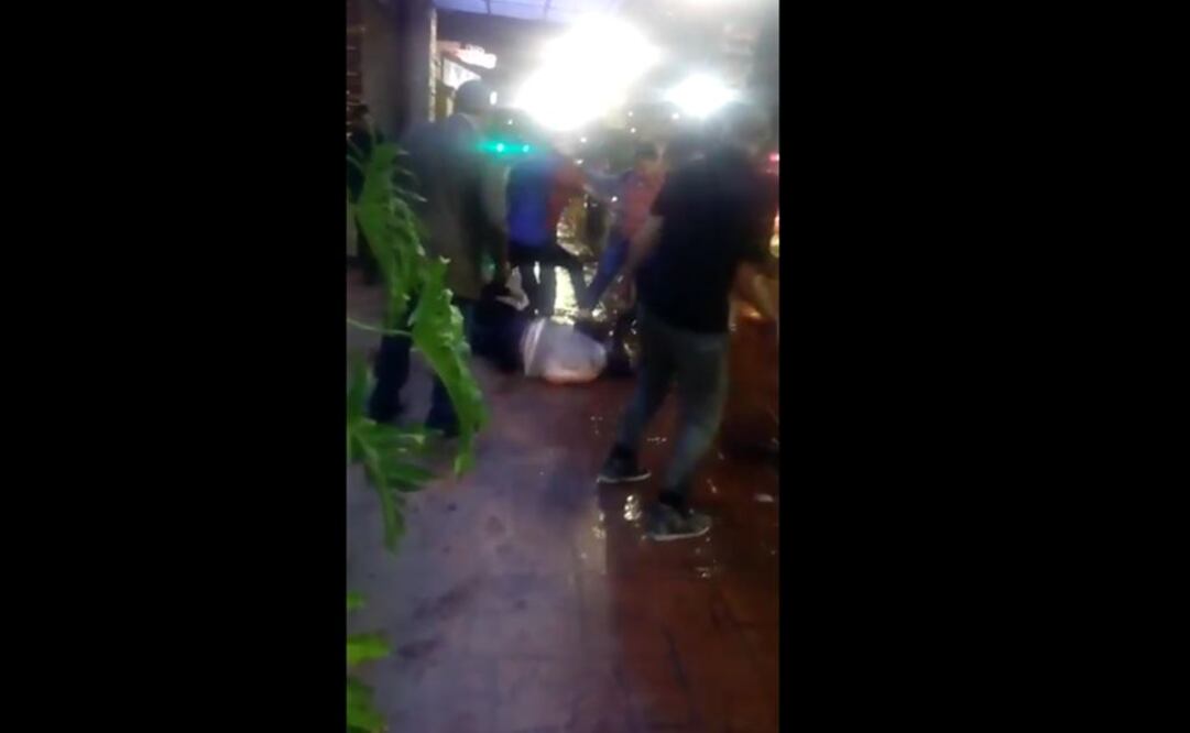 Gruperos propinan golpiza a una persona en Tijuana