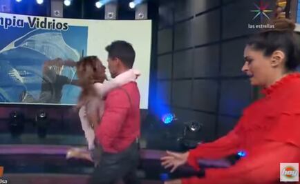 Jorge Aravena "sacude" a Andrea Legarreta en minifalda