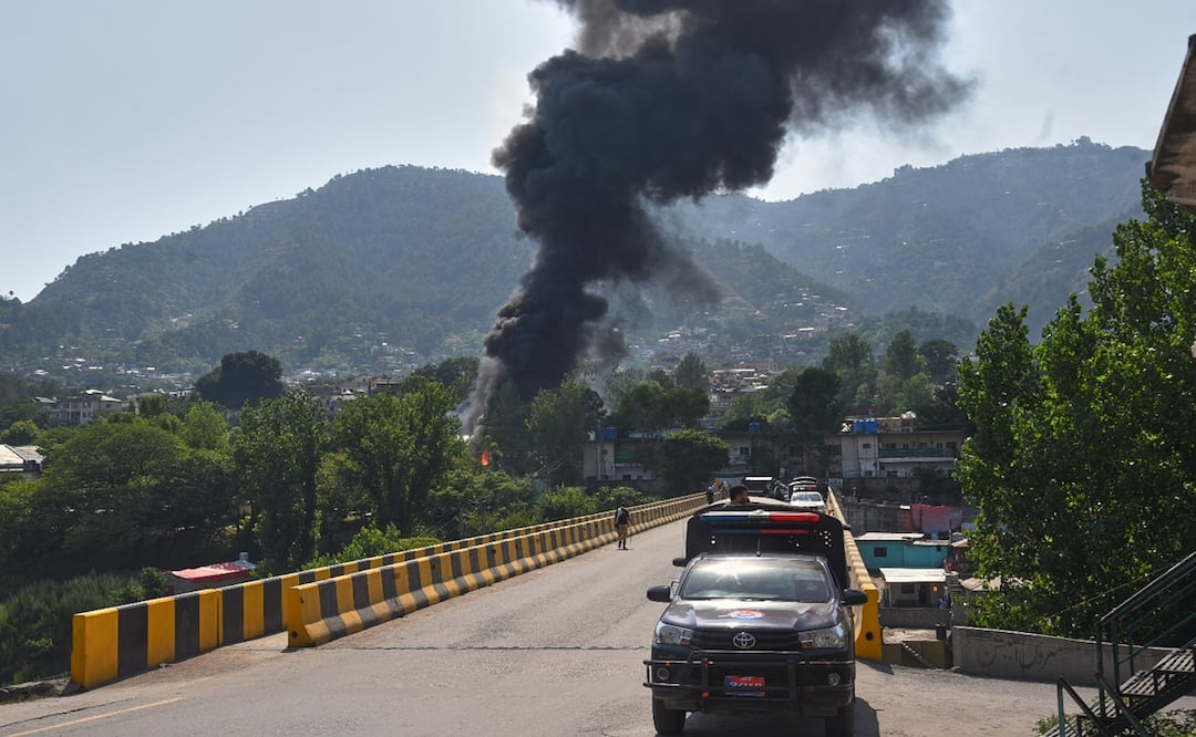Sale humo cerca del lugar donde se estrelló un helicóptero MI-17 del ejército en Muzaffarabad, capital de la zona paquistaní de Cachemira. Foto: AP