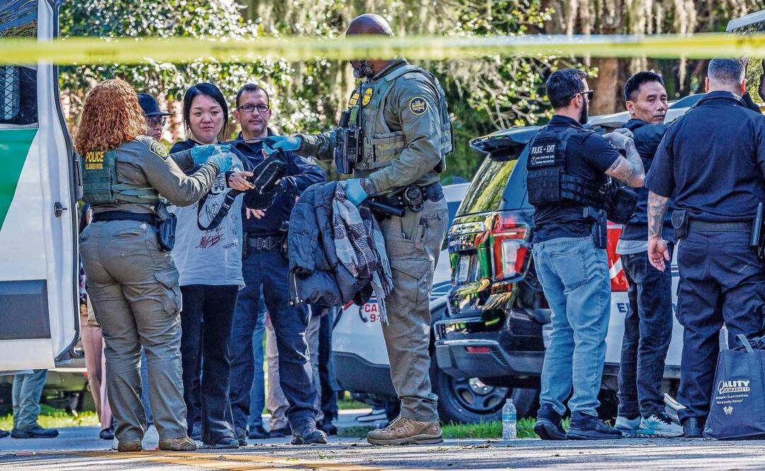 Agentes al procesar a migrantes en Coral Gables, Florida, el martes pasado. (30/01/2025) Foto: Pedro Portal | AP