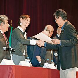 Industria editorial entrega premio a antología de "El Universal Ilustrado"