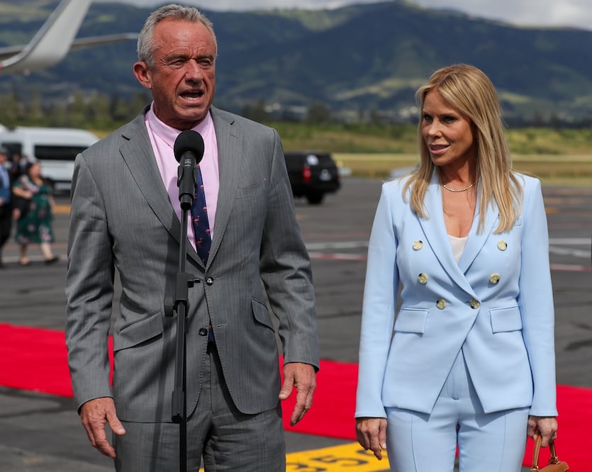 El secretario de Salud y Servicios Humanos de Estados Unidos, Robert F. Kennedy Jr., habla junto a su esposa Cheryl Hines a su llegada este viernes, para participar en la investidura presidencial de Daniel Noboa, en Quito. Foto: EFE
