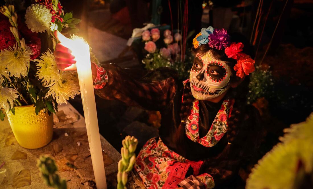 En el panteón de San Andrés Mixquic, en Tláhuac, miles de personas de la Ciudad de México y turistas del país y extranjeros se congregaron en la tradicional alumbrada que realizan pobladores para esperar a sus difuntos.Diego Simón/EL UNIVERSAL
