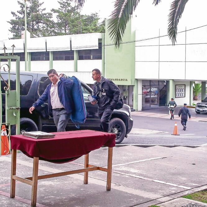 Elementos del Estado Mayor Presidencial van vestidos de civil y otros llevan traje de gala. A los guardias del recinto no parece importarles quién entra o sale del lugar. Foto: LUIS CORTÉS. EL UNIVERSAL