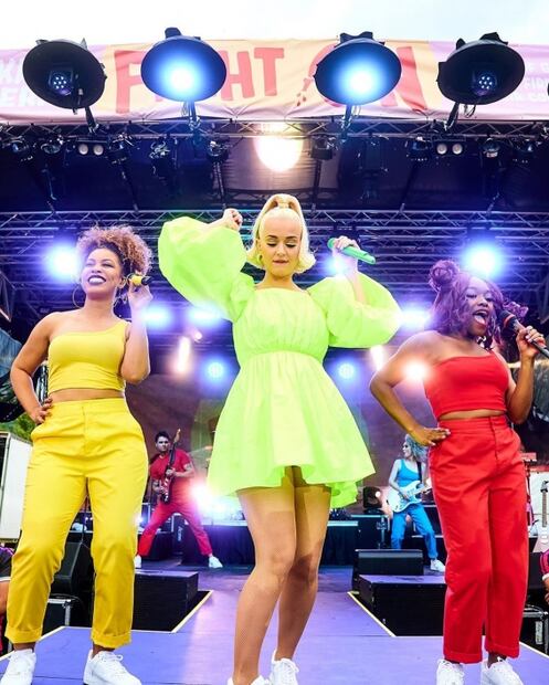 Y la peor vestida de la semana es… Katy Perry en neón