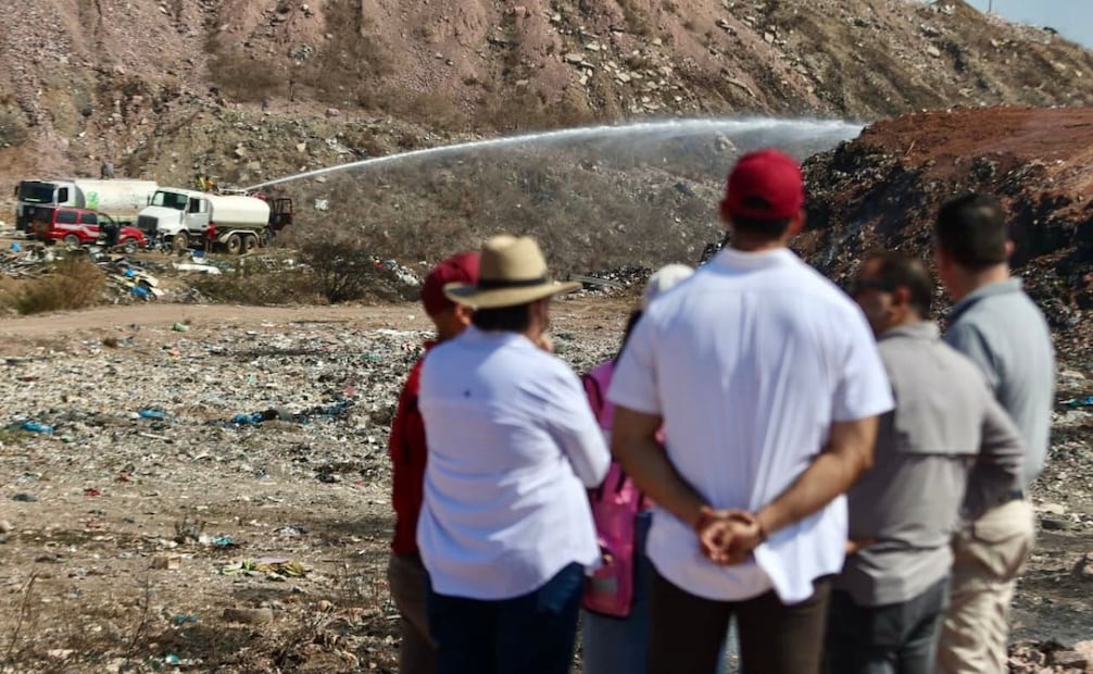 Varias brigadas que integran a 120 personas iniciaron las labores de control del fuego, pero a causa de los vientos y los materiales que ahí se acumulan, las labores se han prolongado. | Foto: Especial.