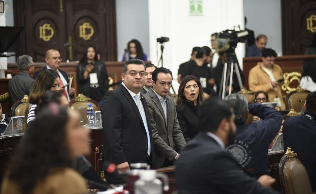 Tras la lectura de estos comunicados, se desató un debate entre diputados de Morena y oposición, los primeros criticaron la actitud de Mauricio Tabe y los segundos la defendieron.. Foto: Especial