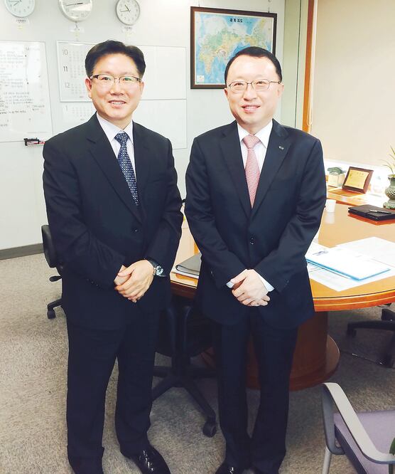 Eui Chul Jeong (izq) director general de estrategia de proyectos globales de KIA y Byung-Yung Park (der) vicepresidente senior de la división de planeación (IVETTE SALDAÑA. EL UNIVERSAL)