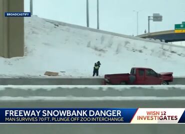 En video: conductor choca con montículo de nieve y cae 70 metros por un puente