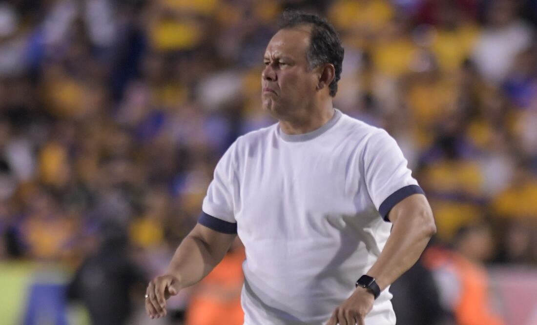 Juan Reynoso en el duelo de Tigres vs Cruz Azul - FOTO: Imago7