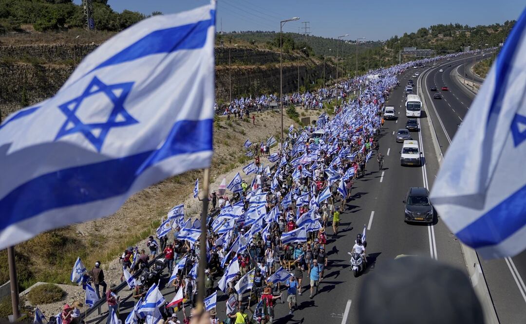 Miles de israelies marchan a lo largo de la carretera hacia Jerusalén en protesta por los planes del gobierno del primer ministro Benjamin Netanyahu para reformar el sistema judicial. Foto: AP